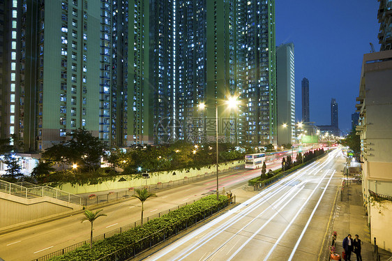 市内沿公路的夜间交通图片