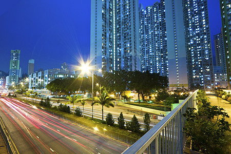 夜间在香港市中心的交通景观建造地标照明蓝色行人旅行运输通道商业图片