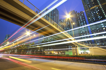 夜间在香港市中心的交通蓝色人行道街道运输游客黑暗建筑建造商业景观图片