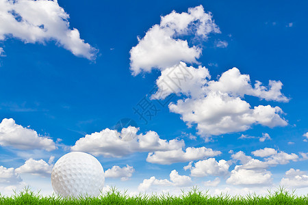 蓝天对准绿草上高尔夫球俱乐部物品蓝色竞赛圆圈天空圆形草地绿色爱好图片