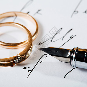 戒指和笔文档婚礼宝石纪念日金子订婚已婚蜜月婚姻周年图片