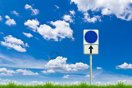 青蓝天空之春青绿草上的蓝色空白标志图片