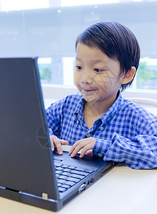 使用笔记本笔记本的亚洲儿童互联网长椅房间女性电脑网络社会孩子电子商务快乐图片