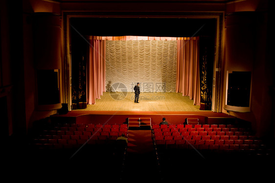 阶段戏剧扶手椅音乐会红色椅子礼堂面纱大厅休闲歌剧图片