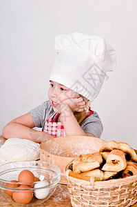 女厨师食物乐趣金发面粉厨房帽子微笑思考烹饪篮子图片
