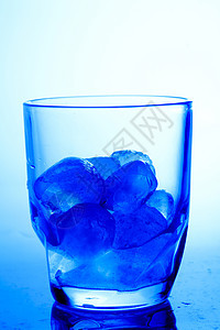 带冰的玻璃杯玻璃饮料杯子食物蓝色图片