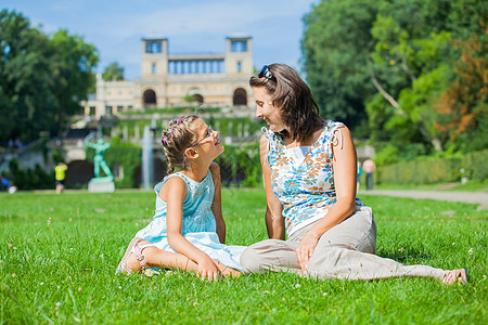 可爱的女孩和她妈妈 在夏日公园图片