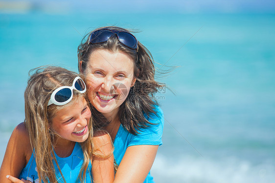 母亲和女儿在沙滩上玩得开心情调喜悦海滨男生享受女性蓝色妈妈女孩海滩图片