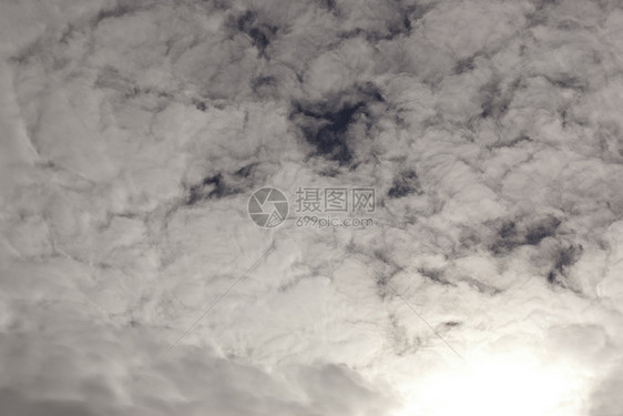 覆盖来自下方的云彩背景亮光图片