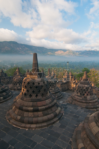 印度尼西亚中爪哇博罗布杜尔寺废墟面孔崇拜纪念碑寺庙日出艺术佛塔沉思石头图片