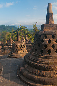 印度尼西亚中爪哇博罗布杜尔寺精神雕塑佛塔艺术旅行寺庙宗教上帝沉思天空图片