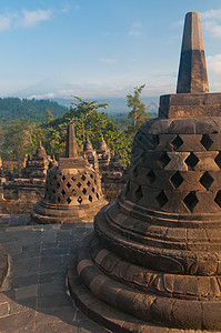 印度尼西亚中爪哇博罗布杜尔寺精神雕塑佛塔艺术旅行寺庙宗教上帝沉思天空图片