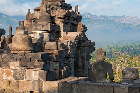 印度尼西亚中爪哇博罗布杜尔寺废墟沉思佛塔上帝建筑学岩石面孔雕塑日出寺庙图片