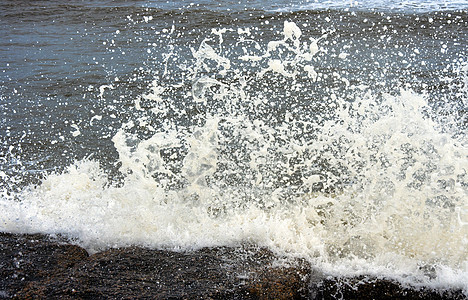 波浪碰撞岩石海景海浪飞溅冲浪白色海岸线海岸支撑石头图片
