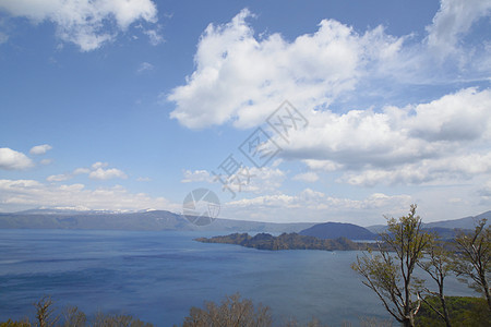 图瓦达湖多云白色蓝色太阳空气天气季节图片