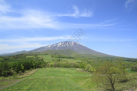 伊瓦特山和蓝天草原草地场地绿色阳光蓝色太阳季节天空图片