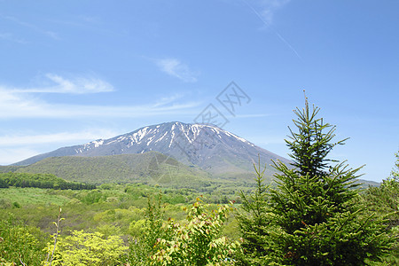 伊瓦特山和蓝天场地蓝色草原季节绿色阳光草地天空太阳图片