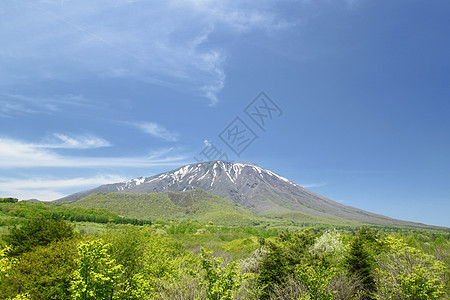 伊瓦特山和蓝天蓝色草原草地季节天空阳光绿色场地太阳图片