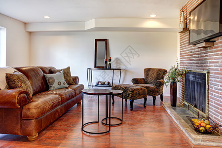 带壁炉和电视机的客厅房地产娱乐地面房间风格建筑长椅桌子建筑学家庭图片