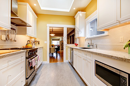 黄色和白色的简单厨房 有天窗图片