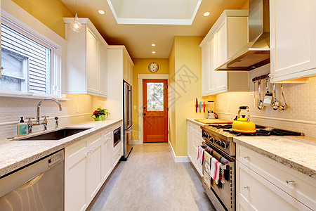 黄色和白色狭窄的现代厨房图片