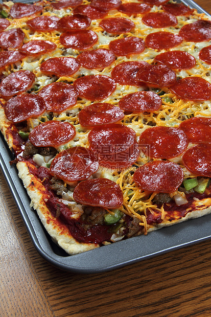 带奶酪和蔬菜的热自制辣椒蛋白披萨图片