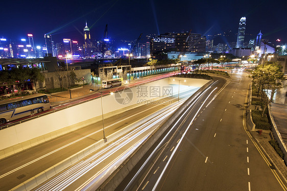 夜里在香港市中心贩卖地标照明人行道路面行人旅行游客建筑蓝色交通图片