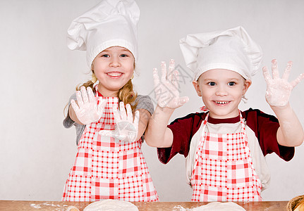 两个厨师烹饪孩子围裙棕榈乐趣辫子帽子情感孩子们快乐图片