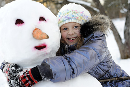 快乐的女孩女性孩子童年季节雪人幸福图片