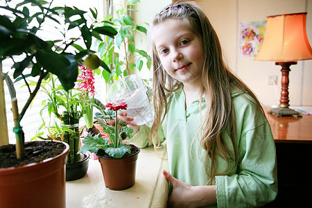 霍比快乐绿色叶子幸福童年植物粉色花瓣女孩花园图片