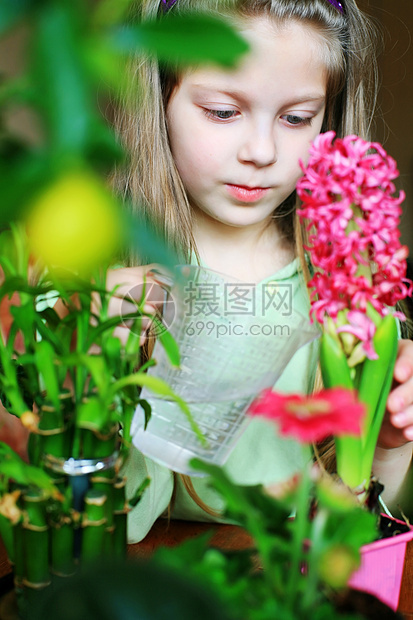 霍比叶子童年快乐女孩女性植物绿色生长孩子花园图片