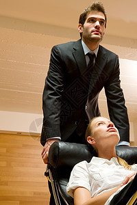 夫妻双方在家中生活 妇女躺在上办公室领带治疗躺椅两个人医生心理学金发夹克心理治疗图片