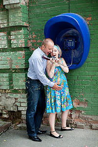 好消息城市街道裙子健康夫妻电话蓝色背景图片
