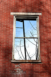 砖墙中的旧窗口木头红色框架建筑背景图片
