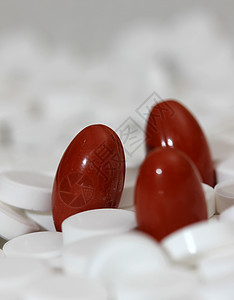 三个红色胶囊宏观药物医疗药店制药止痛药饮食治疗营养药品图片