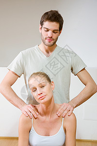 妇女肩膀的重量两个人女士长发成年人头发按摩夫妻眼睛运动装男人图片