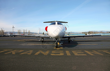 私人喷气式飞机引擎飞机场尾巴喷射翅膀工程运输城市技术白色图片