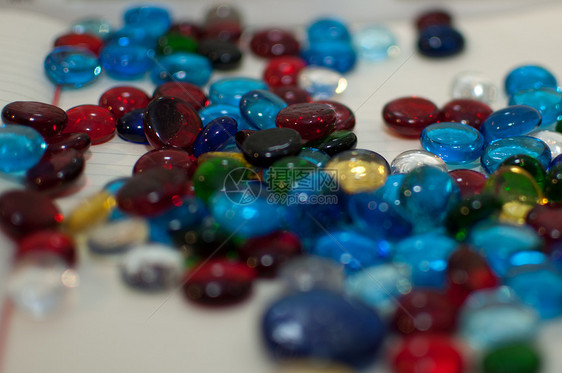 多种颜色的玻璃珠图片