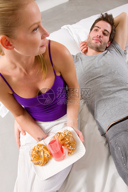 夫妇在床上吃早餐两个人卧室服务男人说谎饮料果汁夫妻鞋垫羊角图片