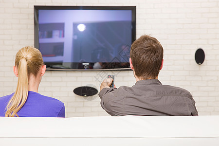 夫妇看电视客厅长发两个人长椅电视头发夫妻男人日常生活女士图片