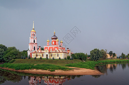 河岸上的基督教正教教会图片