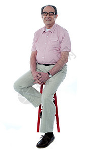 自信的老人坐在凳子上休息生活祖父长老经验顾问衬衫男性个性眼镜座位图片