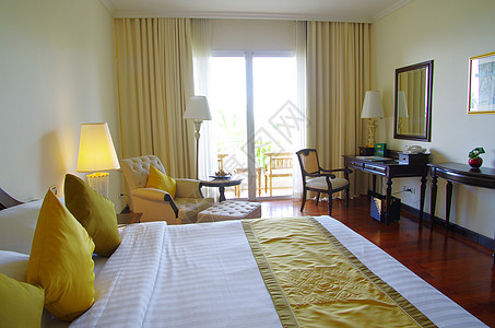 豪华酒店房间旅行椅子房子床单假期桌子地面商业枕头窗帘图片
