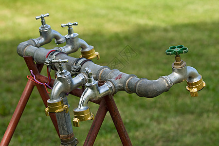 5个自来水龙绿色水管花园管道金属龙头灌溉草地高清图片
