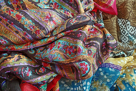 折叠彩色制造器和肖盘的皮质服装纺织品衣服配饰市场材料围巾销售店铺头巾图片