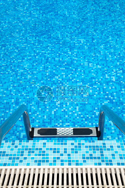 带梯子的游泳池的一部分楼梯茶点金属假期蓝色脚步水池泳池闲暇图片