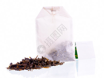 带白标签和松开茶叶的茶袋图片