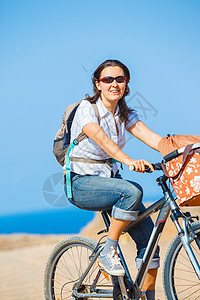 在户外骑自行车的妇女微笑着相机女孩们黄色自由海滨一代闲暇享受乐趣女性图片