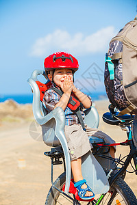 骑自行车坐在头盔上的儿童安全儿子公园青年青少年旅行娱乐凳子孩子家庭图片