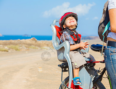 骑自行车坐在头盔上的儿童闲暇青少年家庭安全青年男性运动孩子娱乐男生图片